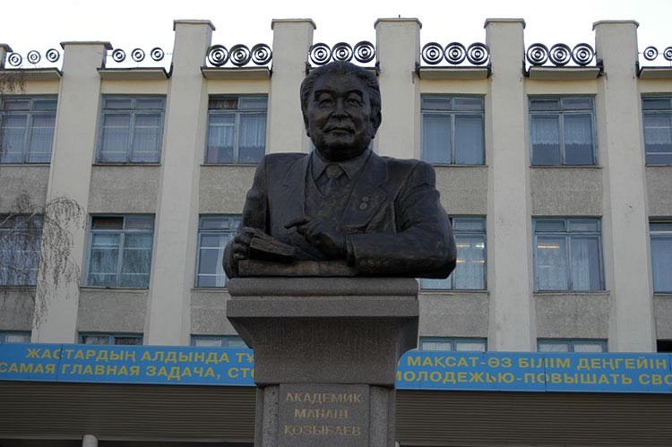 Бюст Манаша Козыбаева