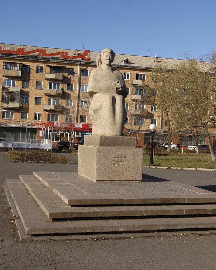 Памятник Магжану Жумабаеву